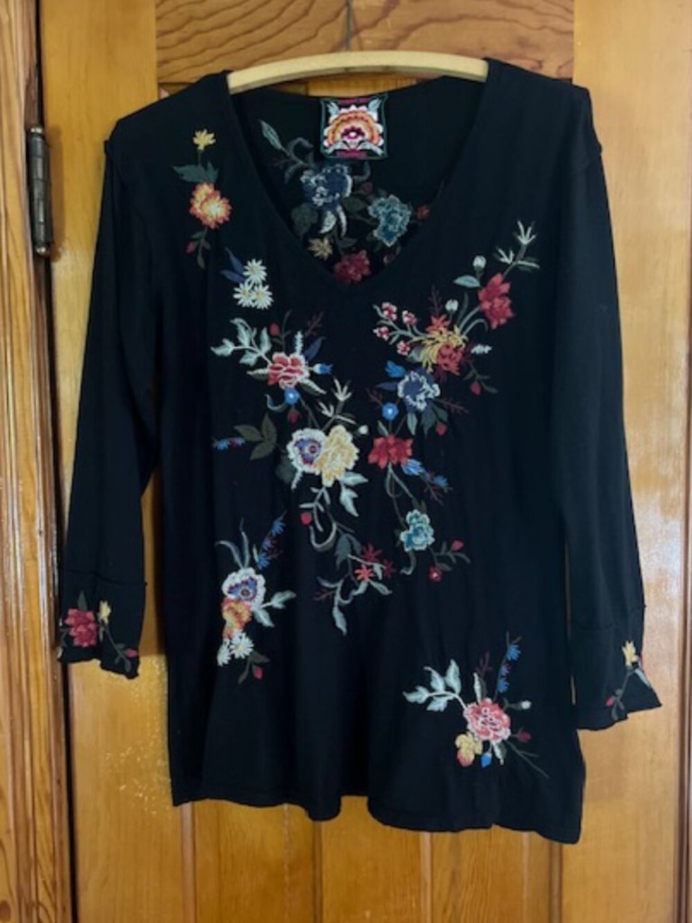Johnny Was Pina 3/4 Slv Raw Seam  Blk Floral Embroidered Bohemian V Neck Top